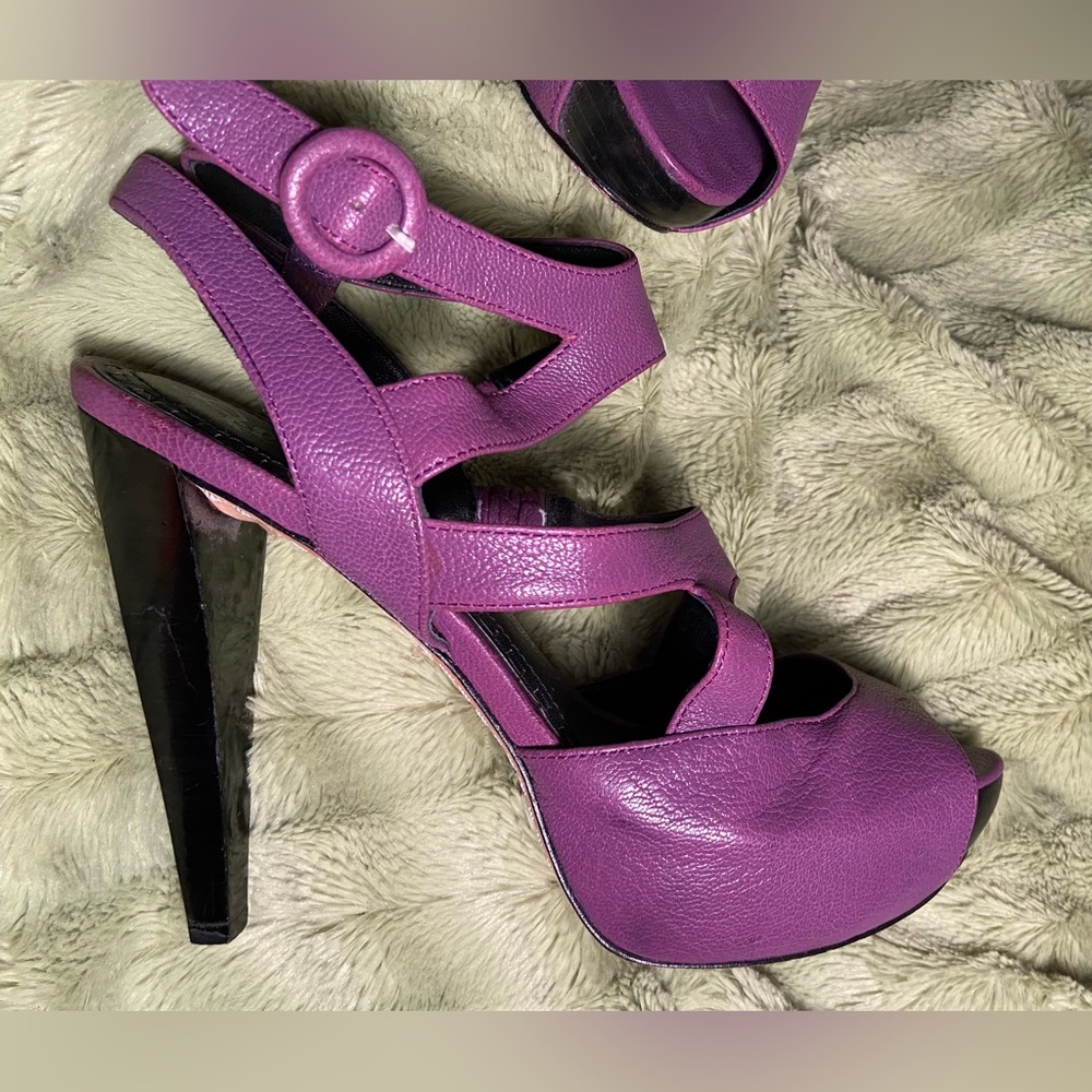 Brand Alice + Olivia Vero Cuoio. Open Toe, Purple Leather strappy heels.